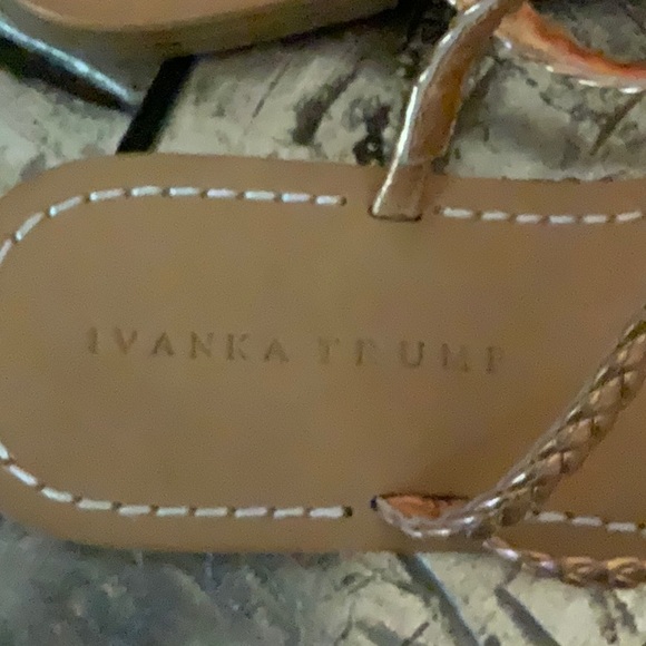 IVANKA TRUMP EMBELLISHED GOLD LEATHER SANDALS 8.5 NEVER WORN IN BOX - Picture 4 of 6